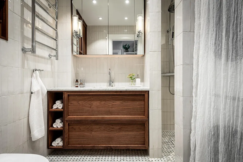 Стильна дерев'яна кухня та вид на сад: квартира в Гетеборзі - Gallery image 30