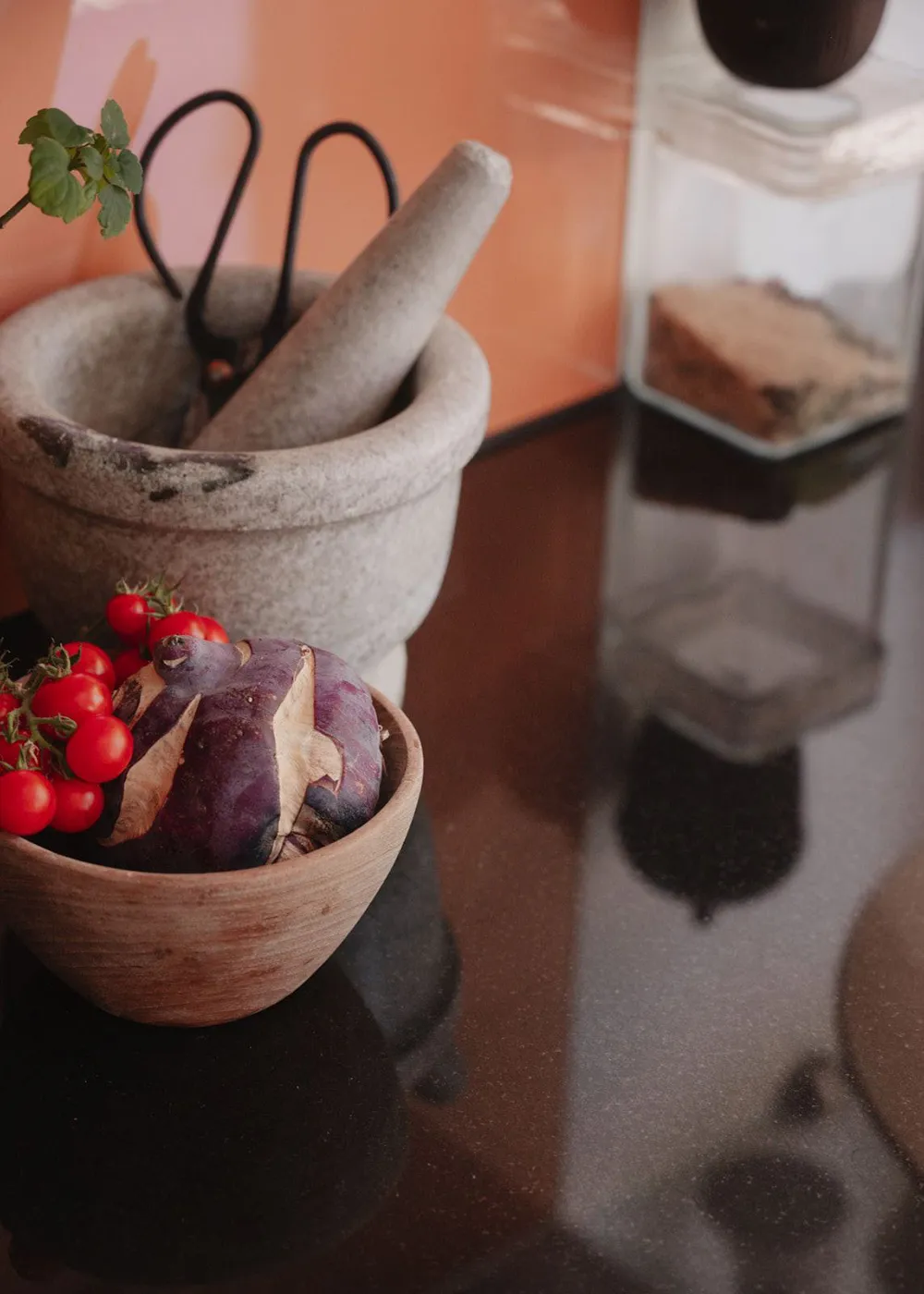 Маленькая шведская квартира с тёмным полом и спальней в нише (35 кв. м) - Gallery image 15