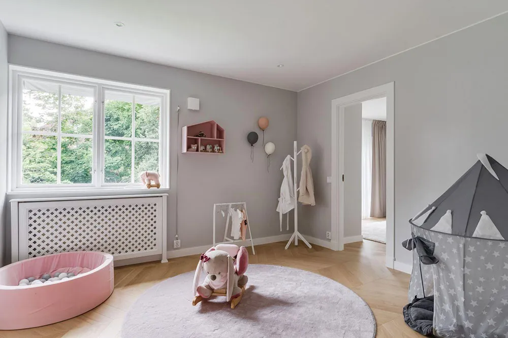 Grandes ventanas y diseño moderno elegante: villa en los suburbios de Estocolmo - Gallery image 17