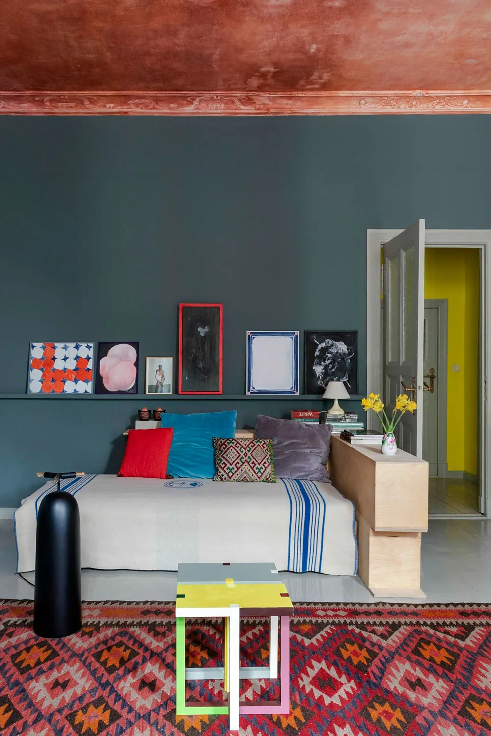 Mutige Farben in der Wohnung eines Möbeldesigners in Berlin - Gallery image 2