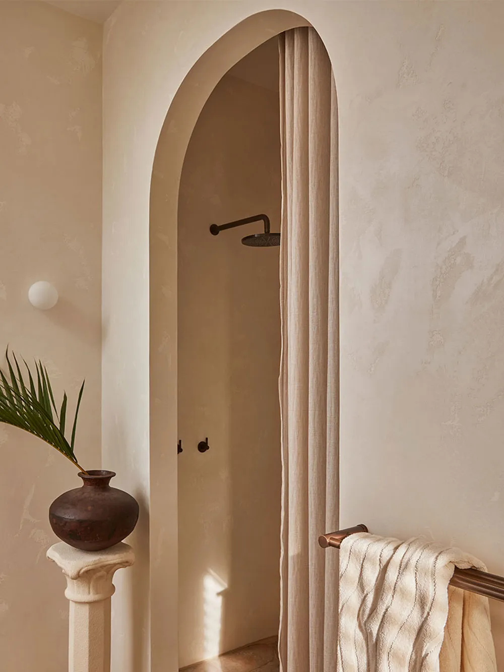 Notes d'art déco dans les intérieurs chauds d'une maison côtière en Australie - Gallery image 11