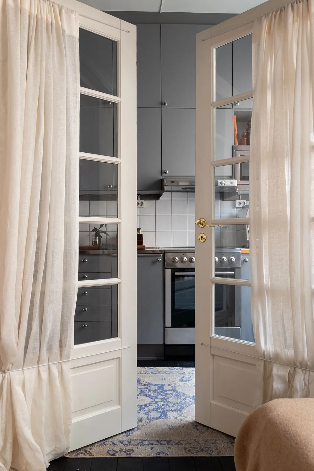 Mezcla de decoración vintage y moderna en el diseño de un apartamento sueco (71 m²) - Gallery image 27