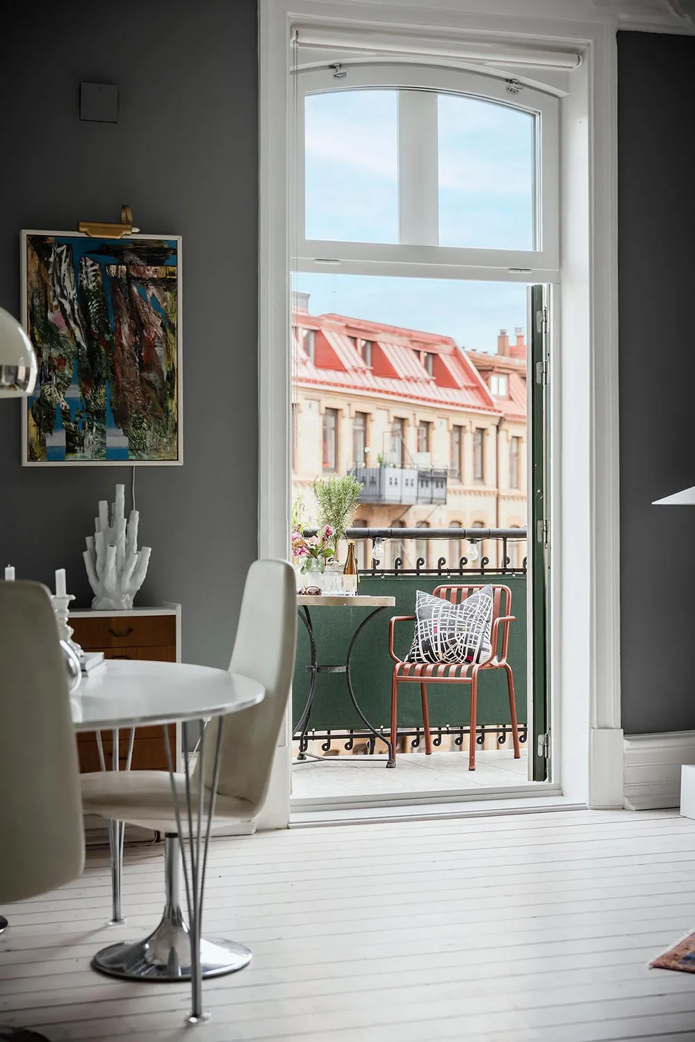 Деревянные двери и смелое искусство: необычная квартира в Гётеборге - Gallery image 26