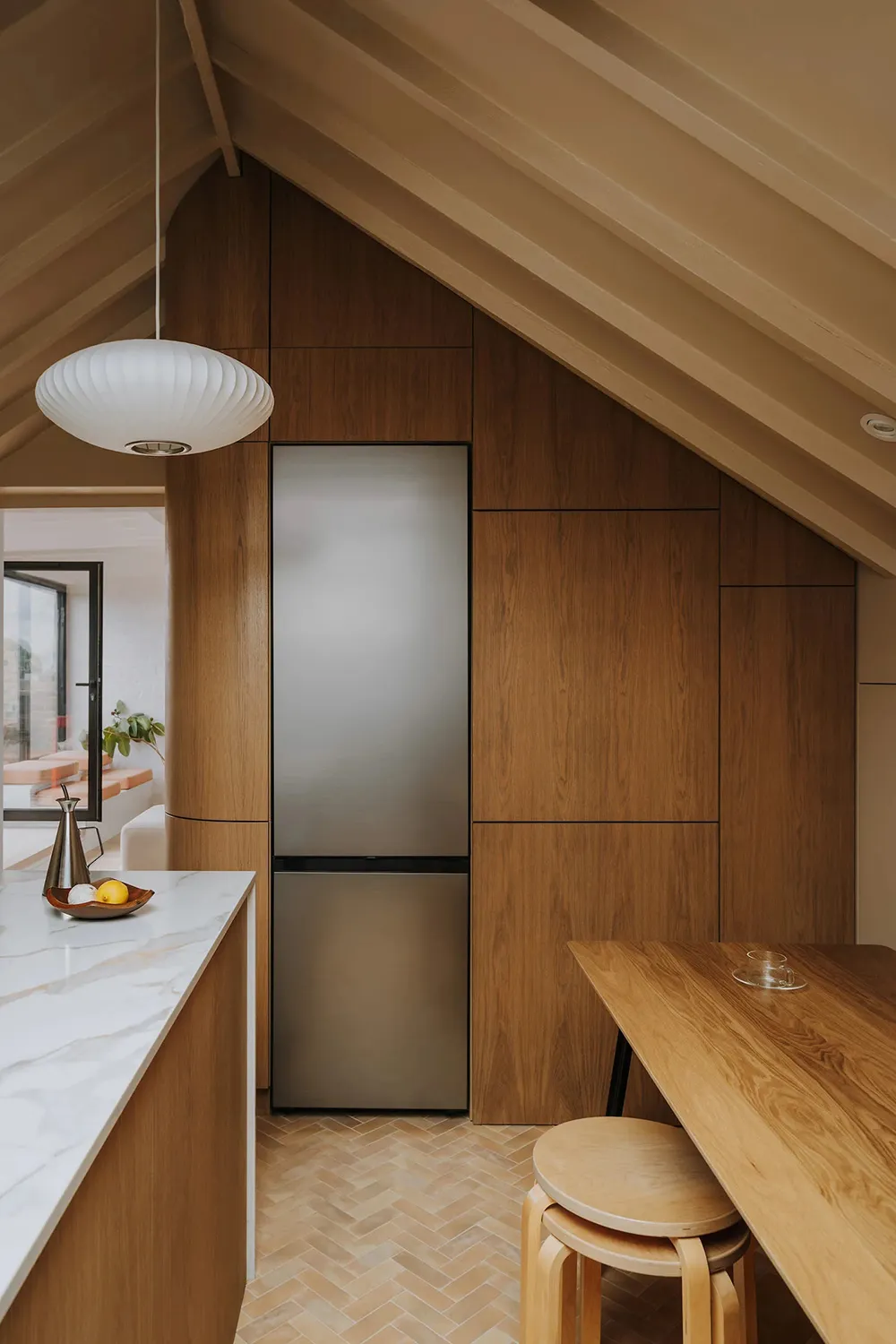 Design contemporain chaleureux et plafonds inclinés : appartement à Londres - Gallery image 6