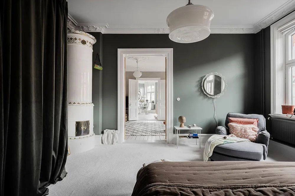 Деревянные двери и смелое искусство: необычная квартира в Гётеборге - Gallery image 10