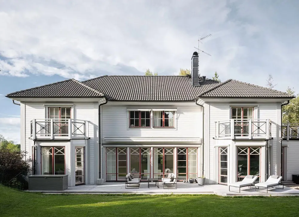 Grandes ventanas y diseño moderno elegante: villa en los suburbios de Estocolmo - Gallery image 35