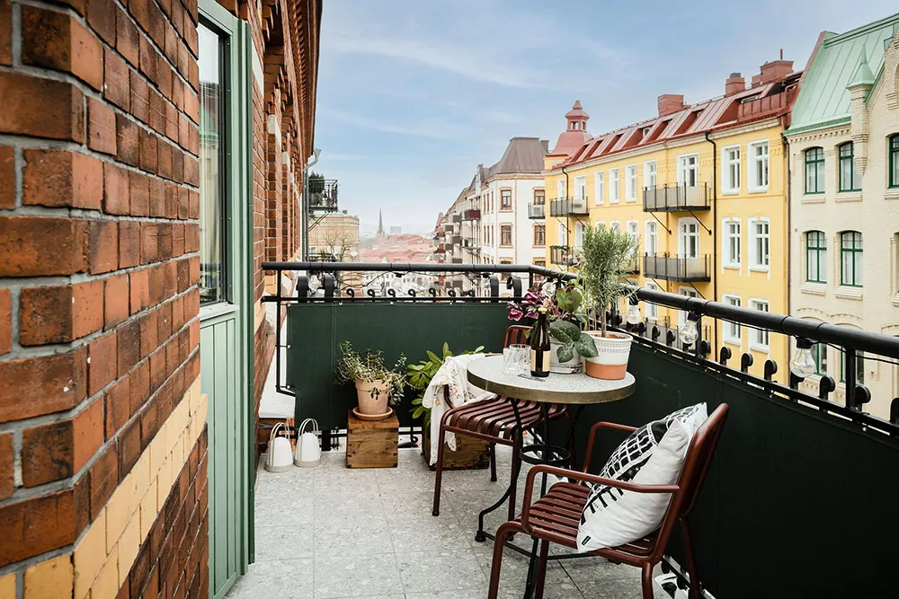 Деревянные двери и смелое искусство: необычная квартира в Гётеборге - Gallery image 24