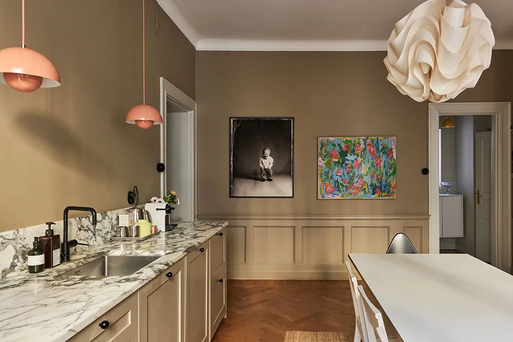 Paredes de café y decoración escandinava acogedora: apartamento en Estocolmo - Gallery image 19