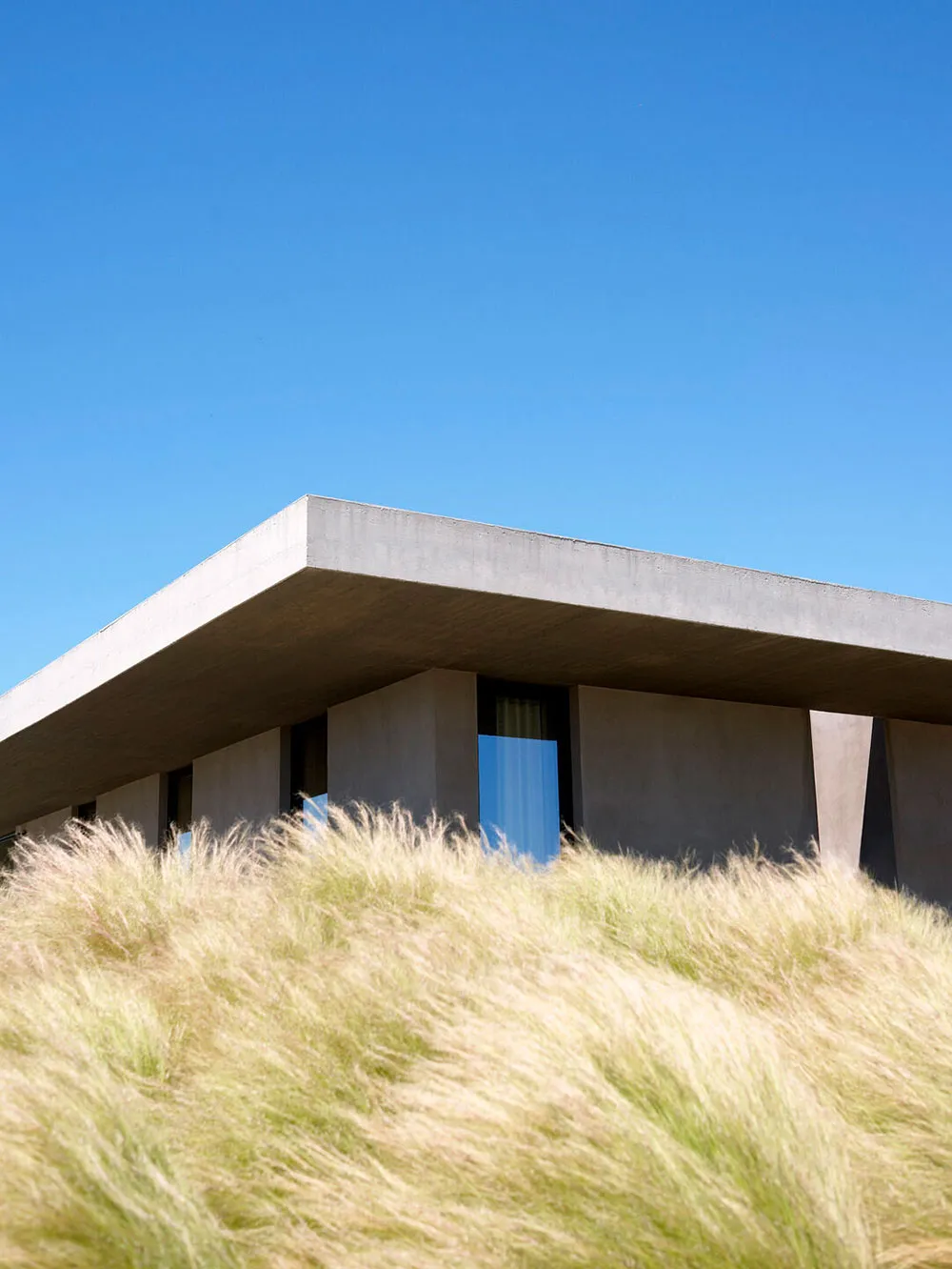 Яркая плитка и стильный дизайн: курортная вилла с бассейном на Сицилии - Gallery image 1