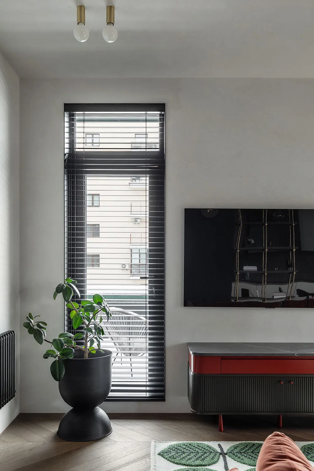 Schwarze Akzente und skandinavische Möbel: Stilvolle Wohnung in Kiew - Gallery image 13