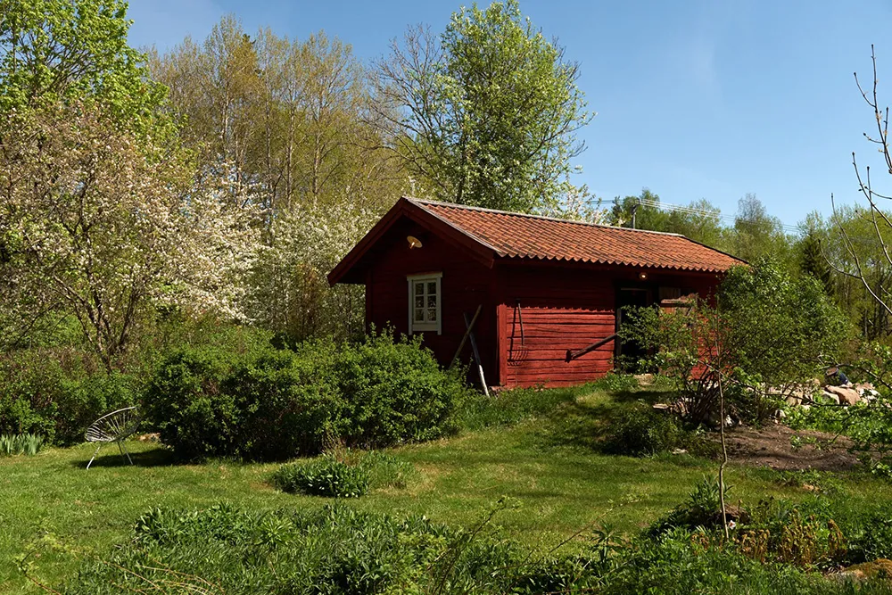 Kleine schwedische Sommerhütte des 18. Jahrhunderts am Waldrand in Schweden - Gallery image 27