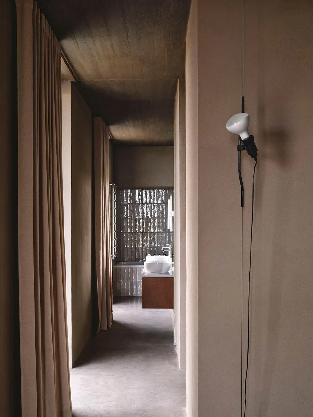 Яркая плитка и стильный дизайн: курортная вилла с бассейном на Сицилии - Gallery image 15