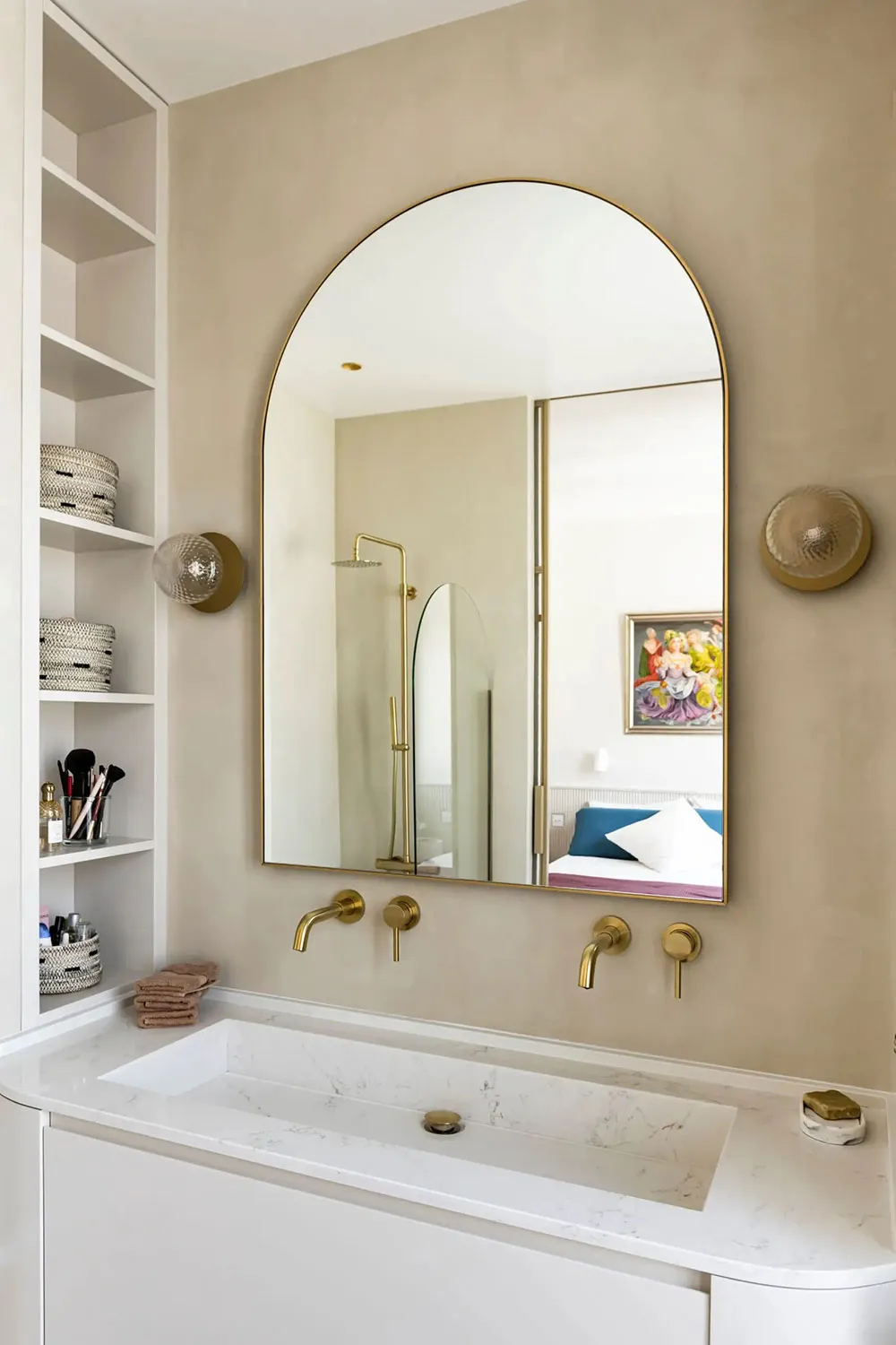 Vert et bleu foncé dans les intérieurs d'une élégante appartement parisien - Gallery image 18