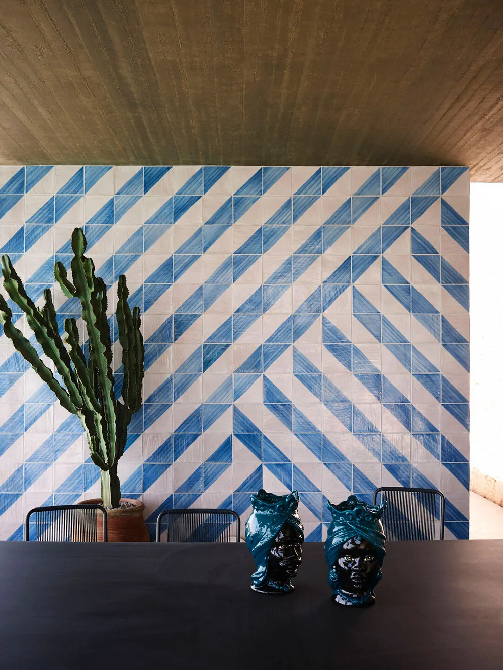 Яркая плитка и стильный дизайн: курортная вилла с бассейном на Сицилии - Gallery image 30