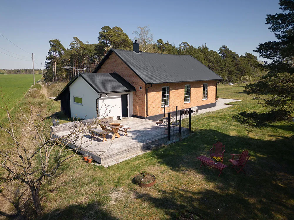 Une maison de camp élégante et confortable dans un ancien dépôt de locomotives sur l'île Gotland - Gallery image 25