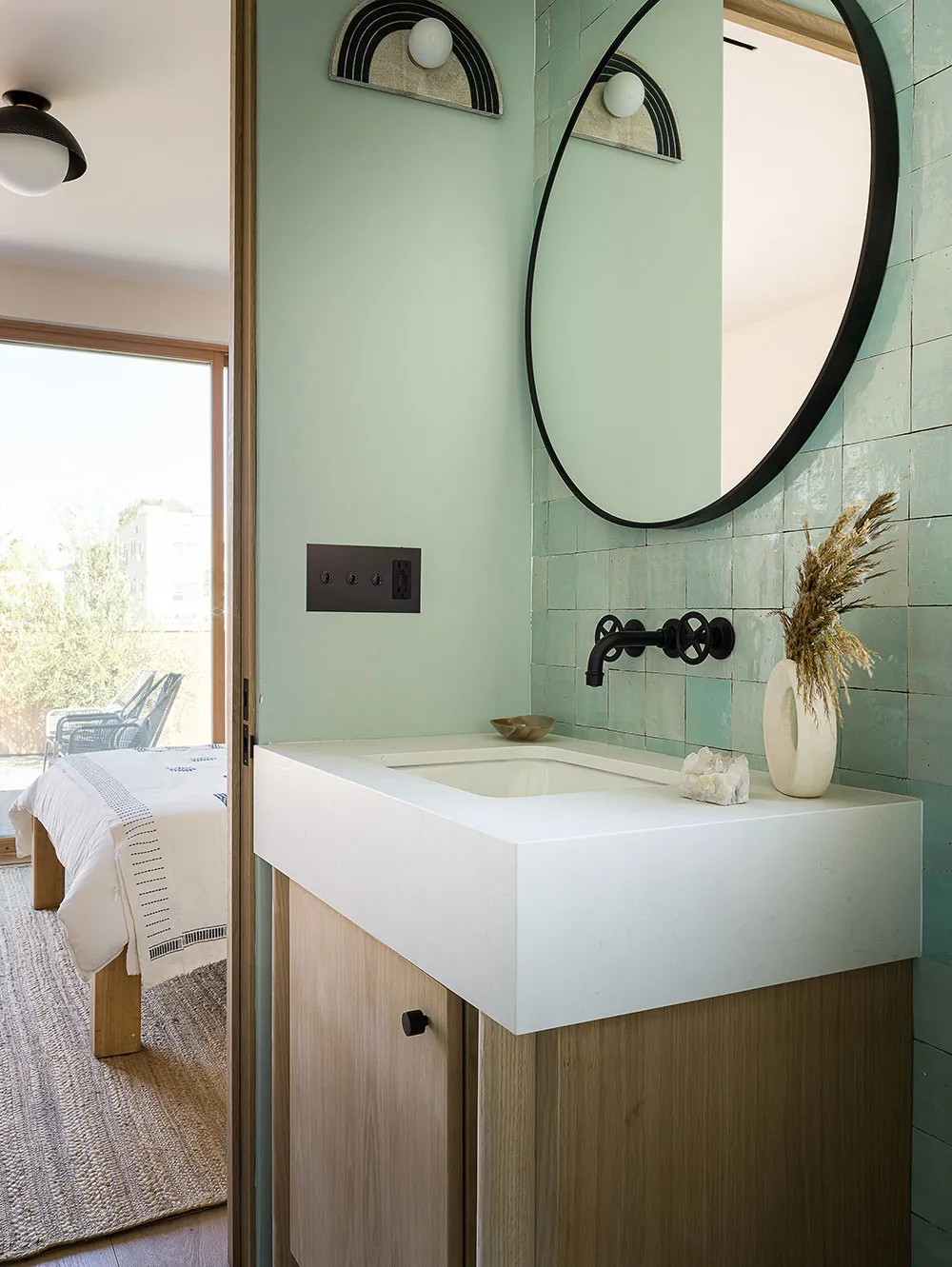 Уютная простота в дизайне современного дома с бассейном в Калифорнии - Gallery image 32