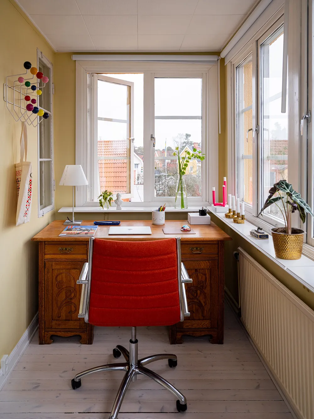 Красиві відтінки в інтер’єрах та зимовий сад: незвичайна дача в Швеції - Gallery image 28