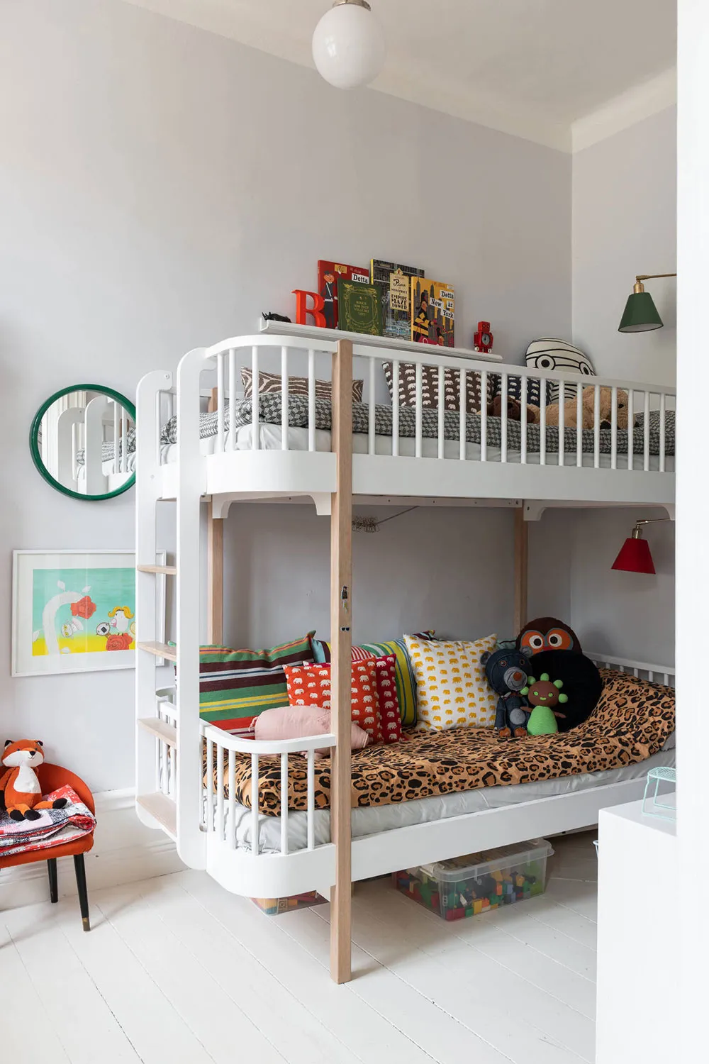 Mar de impresiones y posters en el interior de un apartamento escandinavo blanco - Gallery image 12