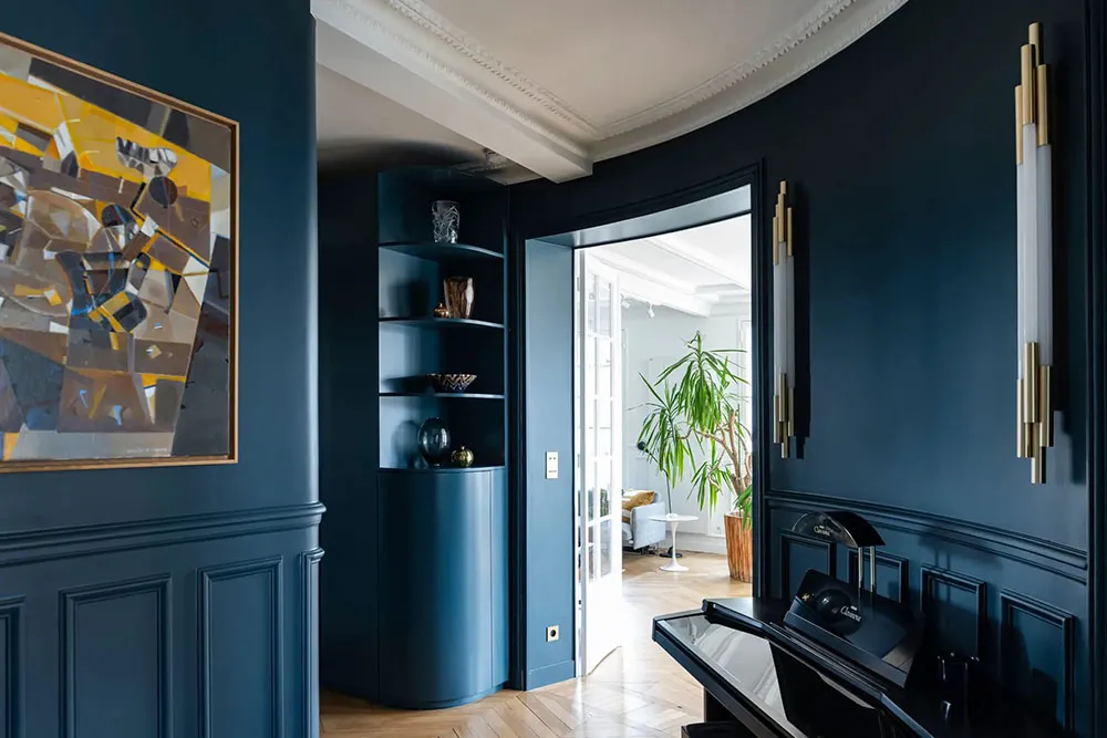Vert et bleu foncé dans les intérieurs d'une élégante appartement parisien - Gallery image 11