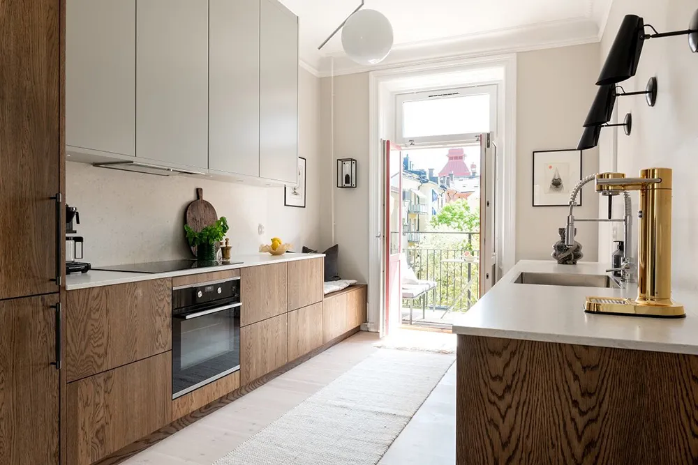 Toro antiguo y sofá manchado: apartamento sueco con decoración ecléctica - Gallery image 16