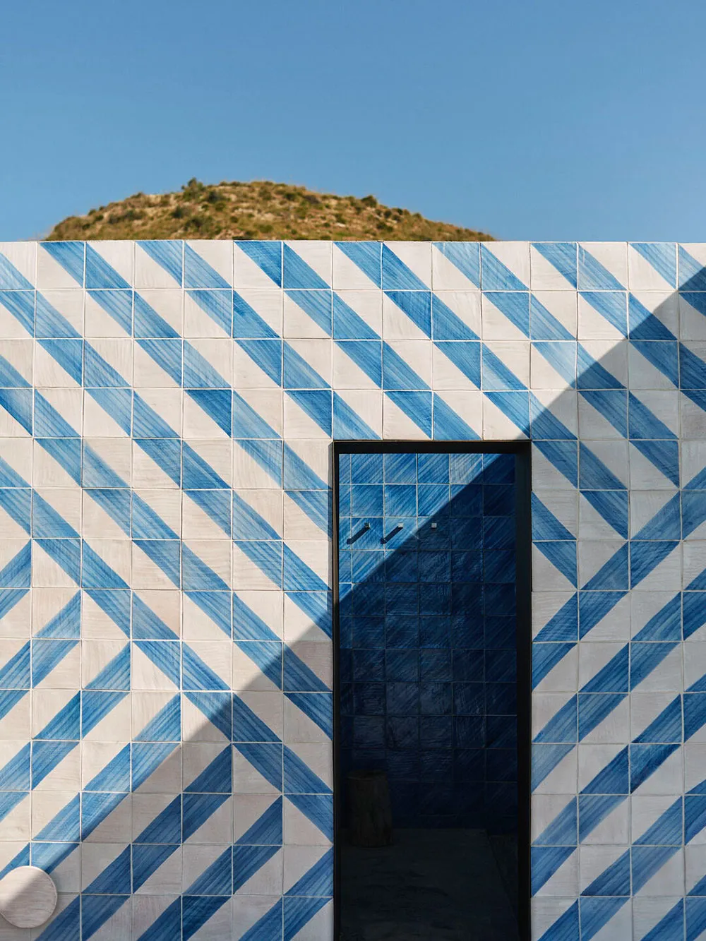 Яркая плитка и стильный дизайн: курортная вилла с бассейном на Сицилии - Gallery image 4