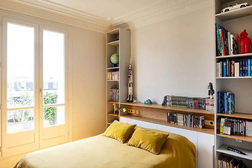 Vert et bleu foncé dans les intérieurs d'une élégante appartement parisien - Gallery image 22