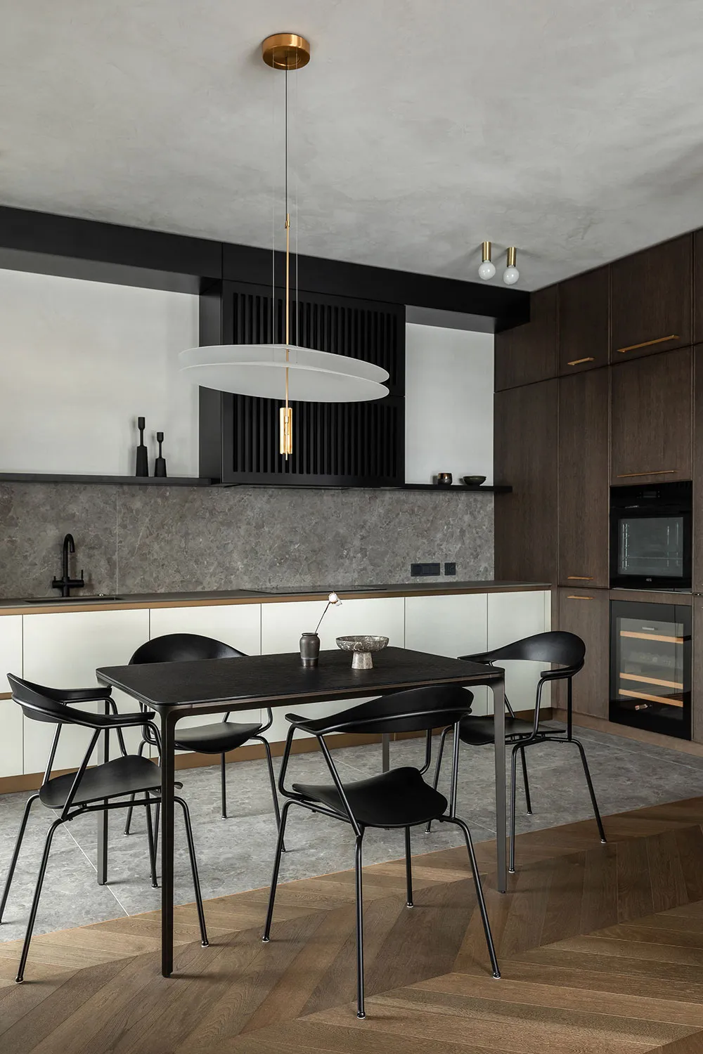 Schwarze Akzente und skandinavische Möbel: Stilvolle Wohnung in Kiew - Gallery image 7