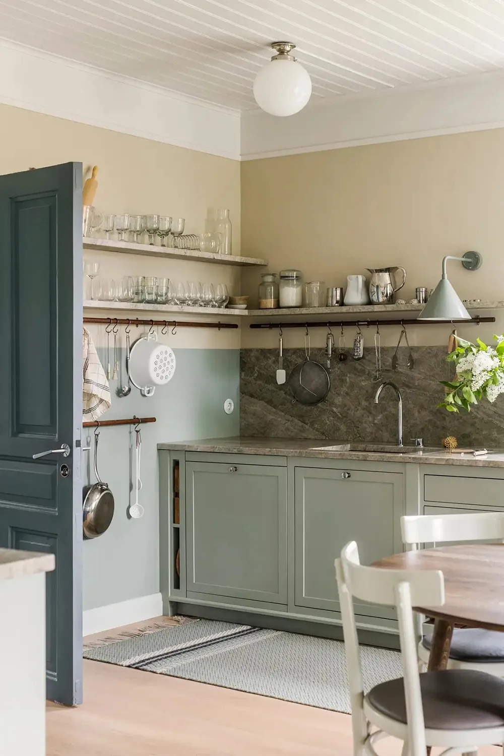 Beaux tons de vert dans le design d'une maison de campagne de 100 ans en Suède - Gallery image 9