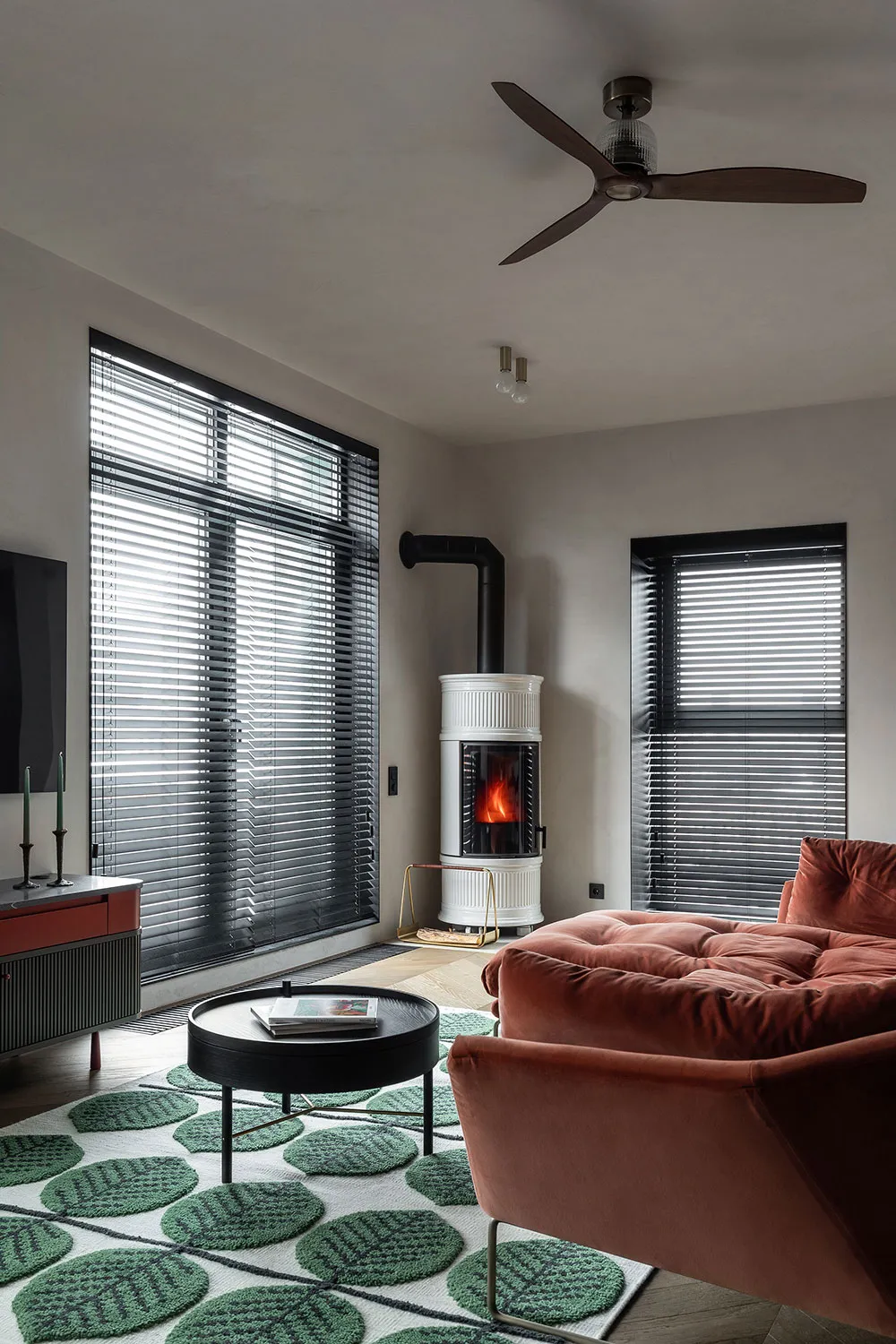 Schwarze Akzente und skandinavische Möbel: Stilvolle Wohnung in Kiew - Gallery image 4