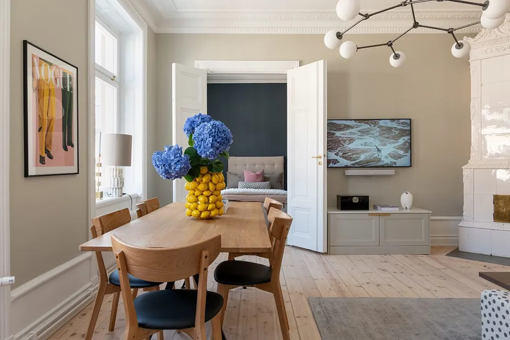 Toro antiguo y sofá manchado: apartamento sueco con decoración ecléctica - Gallery image 4