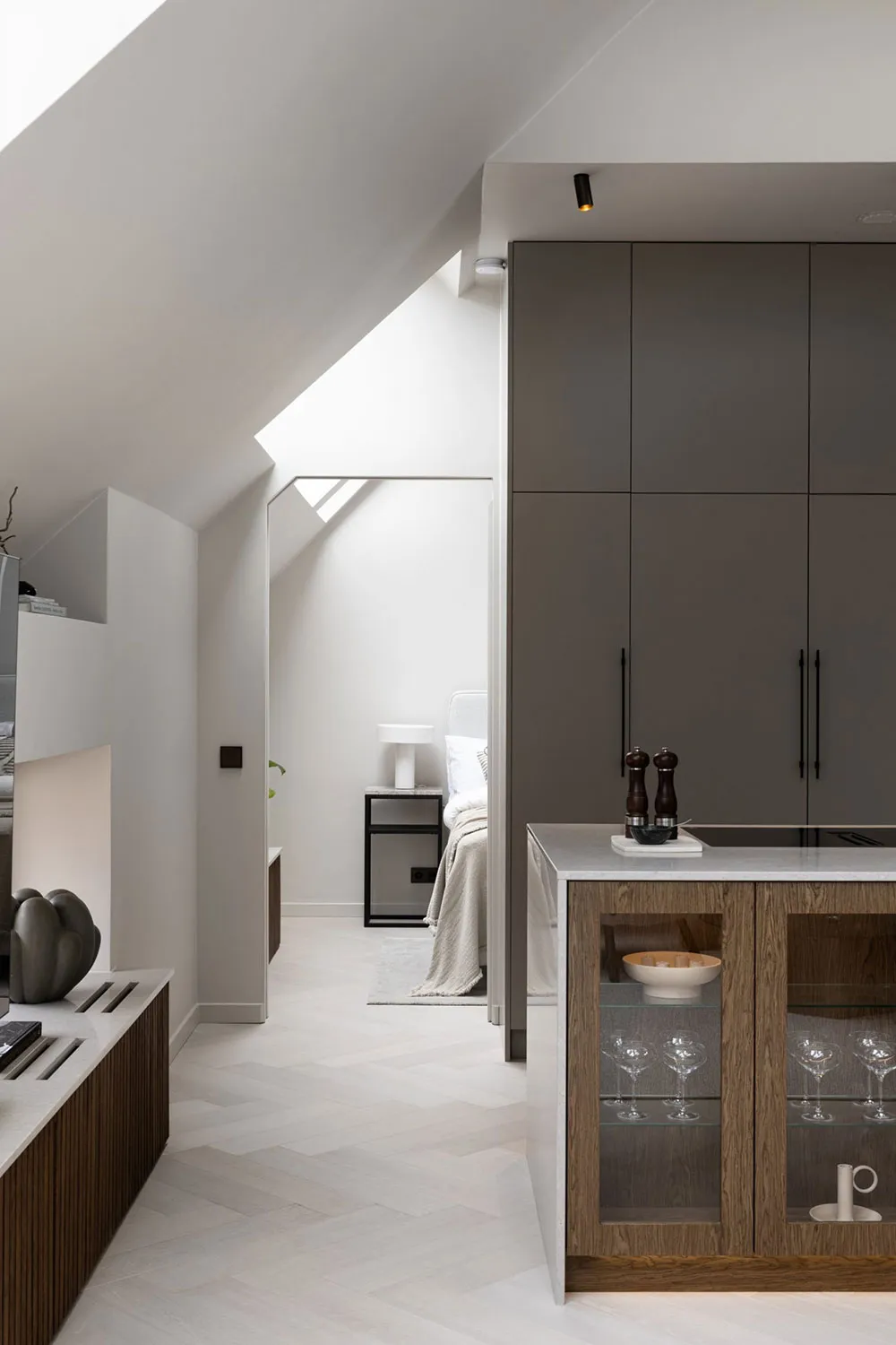 Мансардні вікна та стильний дизайн: вражаючий лофт у Стокгольмі - Gallery image 8