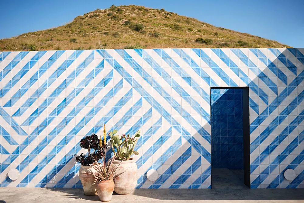 Яркая плитка и стильный дизайн: курортная вилла с бассейном на Сицилии - Gallery image 3