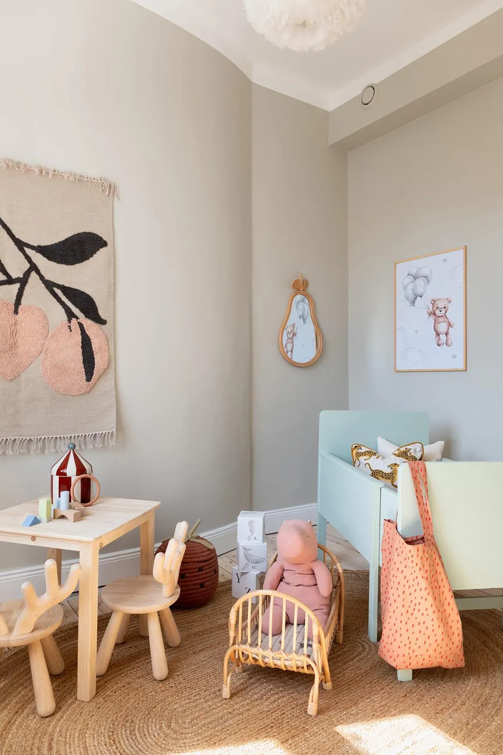 Toro antiguo y sofá manchado: apartamento sueco con decoración ecléctica - Gallery image 13