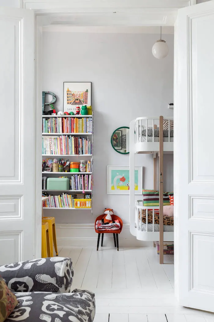 Mar de impresiones y posters en el interior de un apartamento escandinavo blanco - Gallery image 13