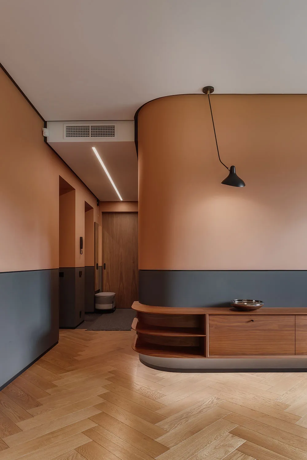 Terracota y oliva: colores hermosos en el diseño de un apartamento inusual en Riga - Gallery image 14