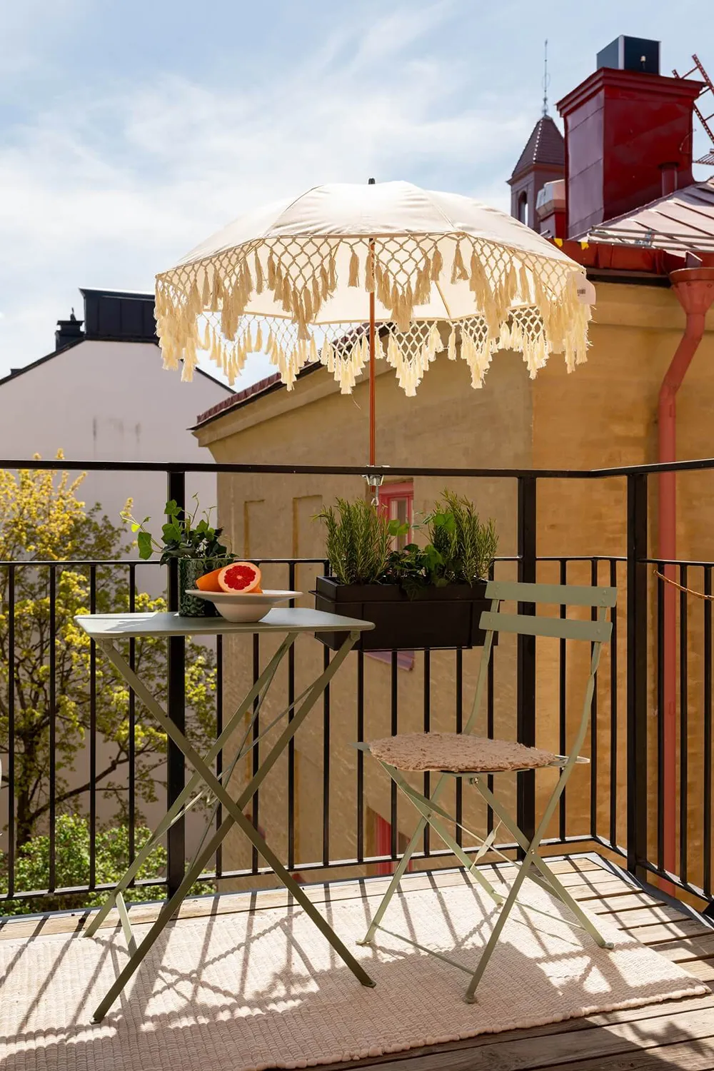 Toro antiguo y sofá manchado: apartamento sueco con decoración ecléctica - Gallery image 15