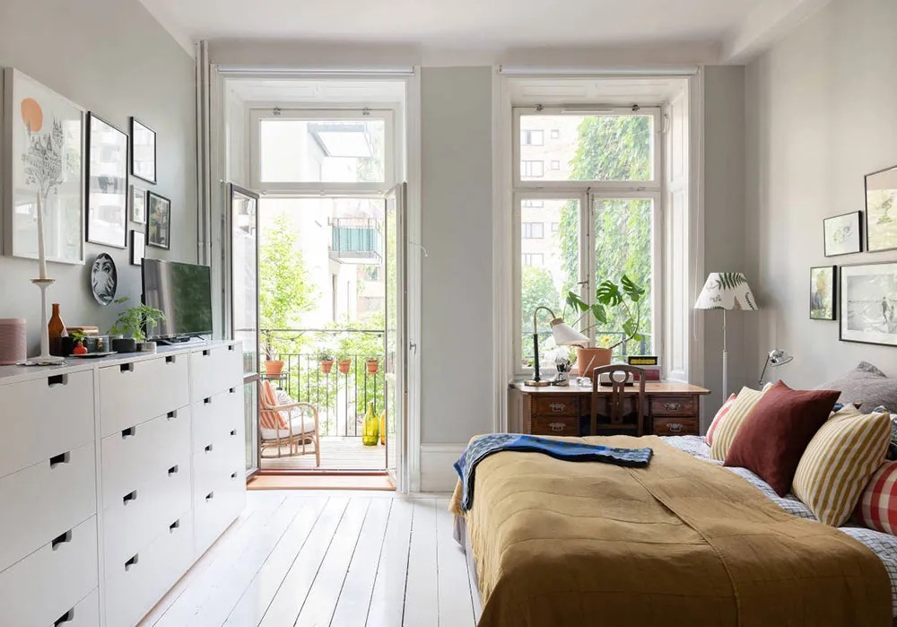 Mar de impresiones y posters en el interior de un apartamento escandinavo blanco - Gallery image 8