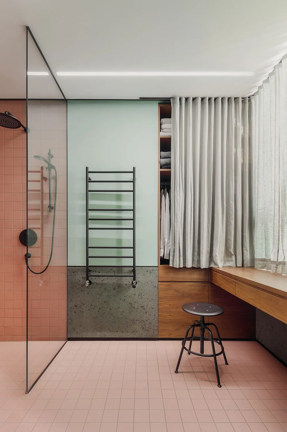 Terracota y oliva: colores hermosos en el diseño de un apartamento inusual en Riga - Gallery image 11