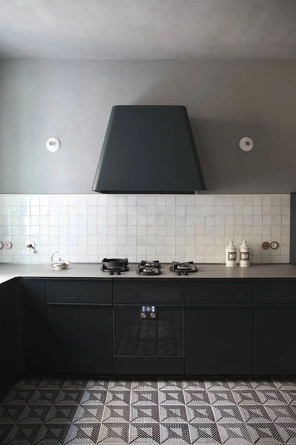 Mueble de diseño y minimalismo elegante: apartamento en edificio histórico en Trieste, Italia - Gallery image 9