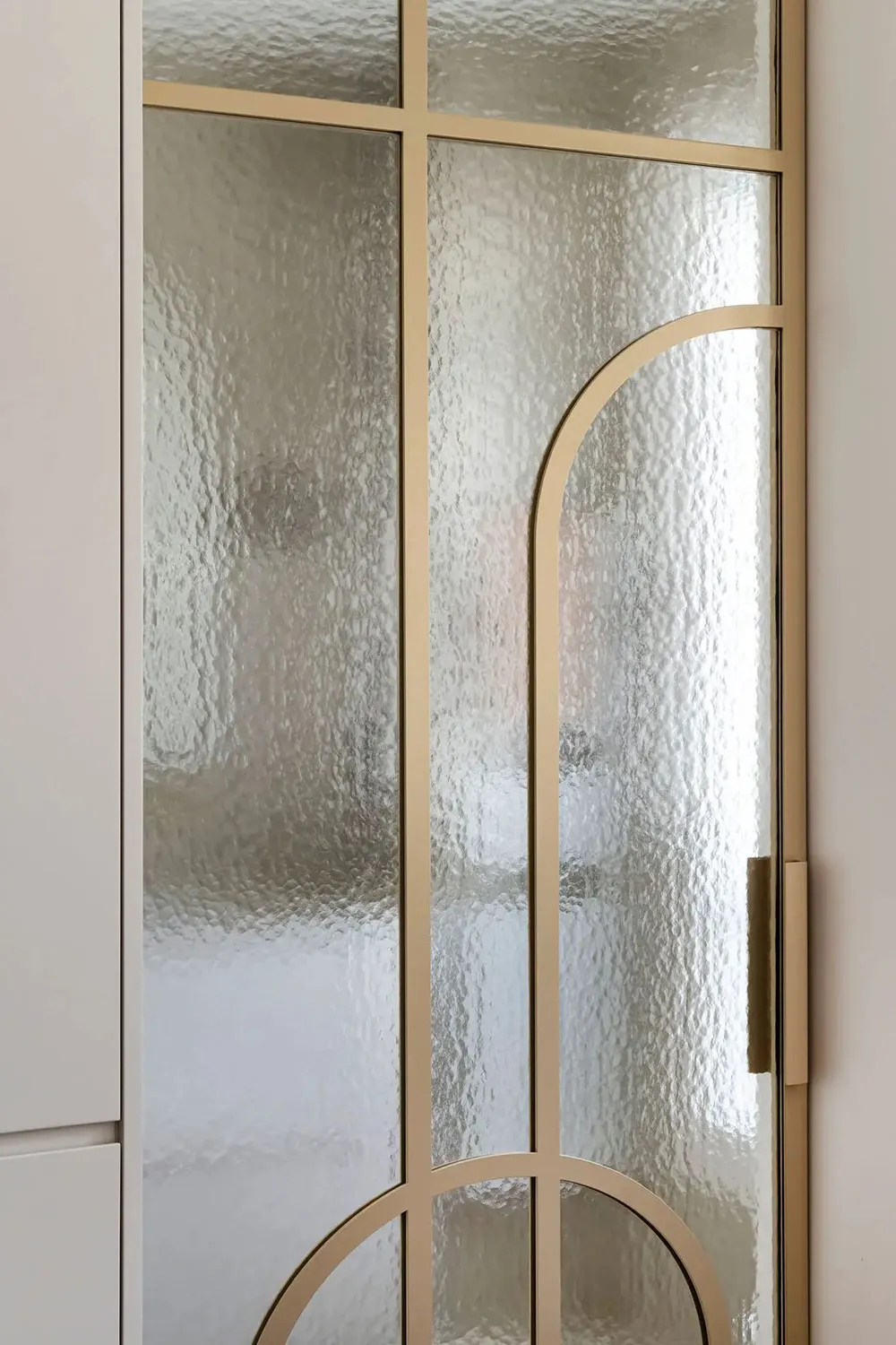 Vert et bleu foncé dans les intérieurs d'une élégante appartement parisien - Gallery image 16