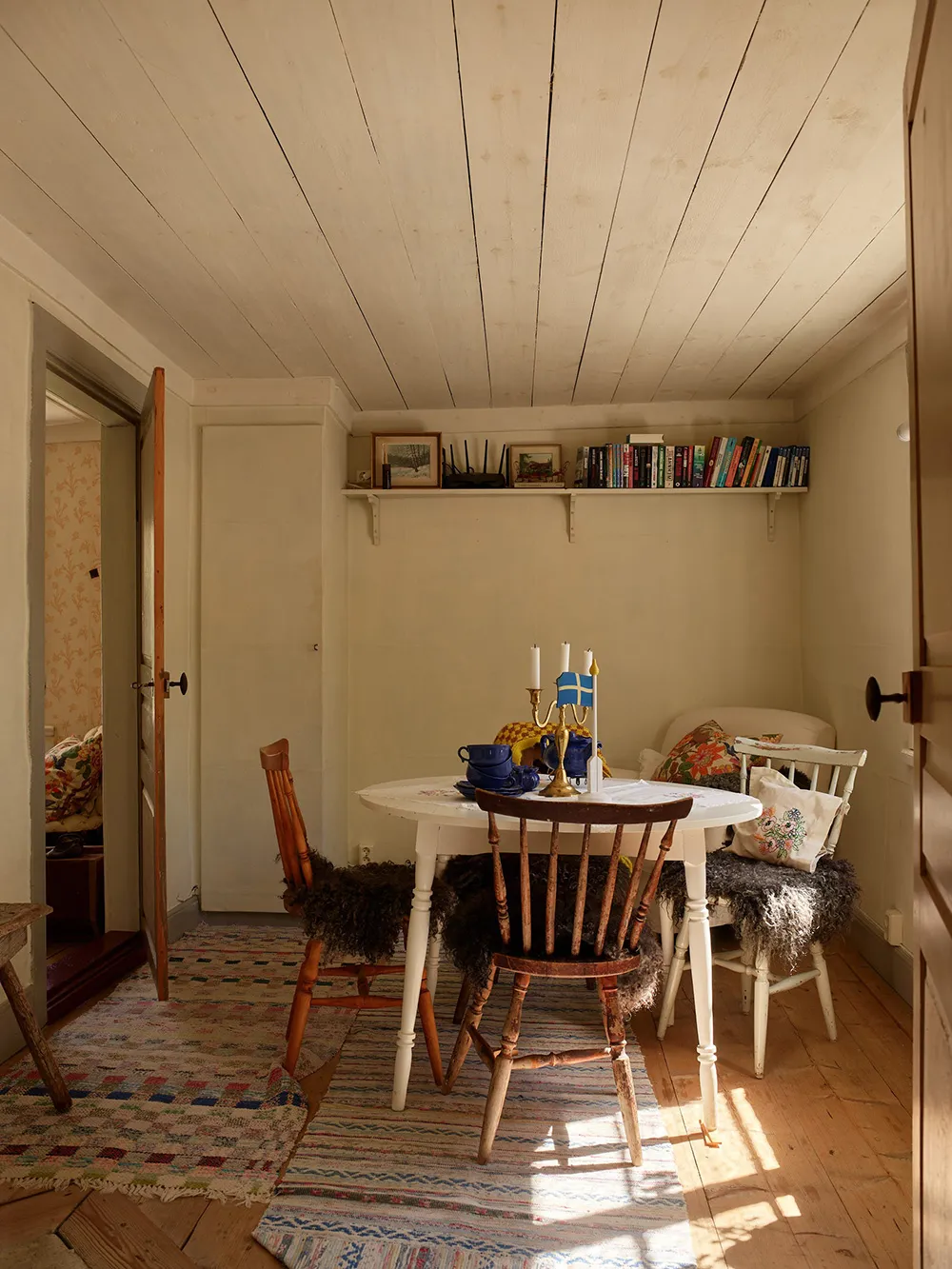 Kleine schwedische Sommerhütte des 18. Jahrhunderts am Waldrand in Schweden - Gallery image 8