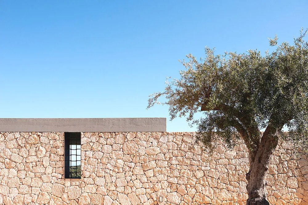 Яркая плитка и стильный дизайн: курортная вилла с бассейном на Сицилии - Gallery image 2