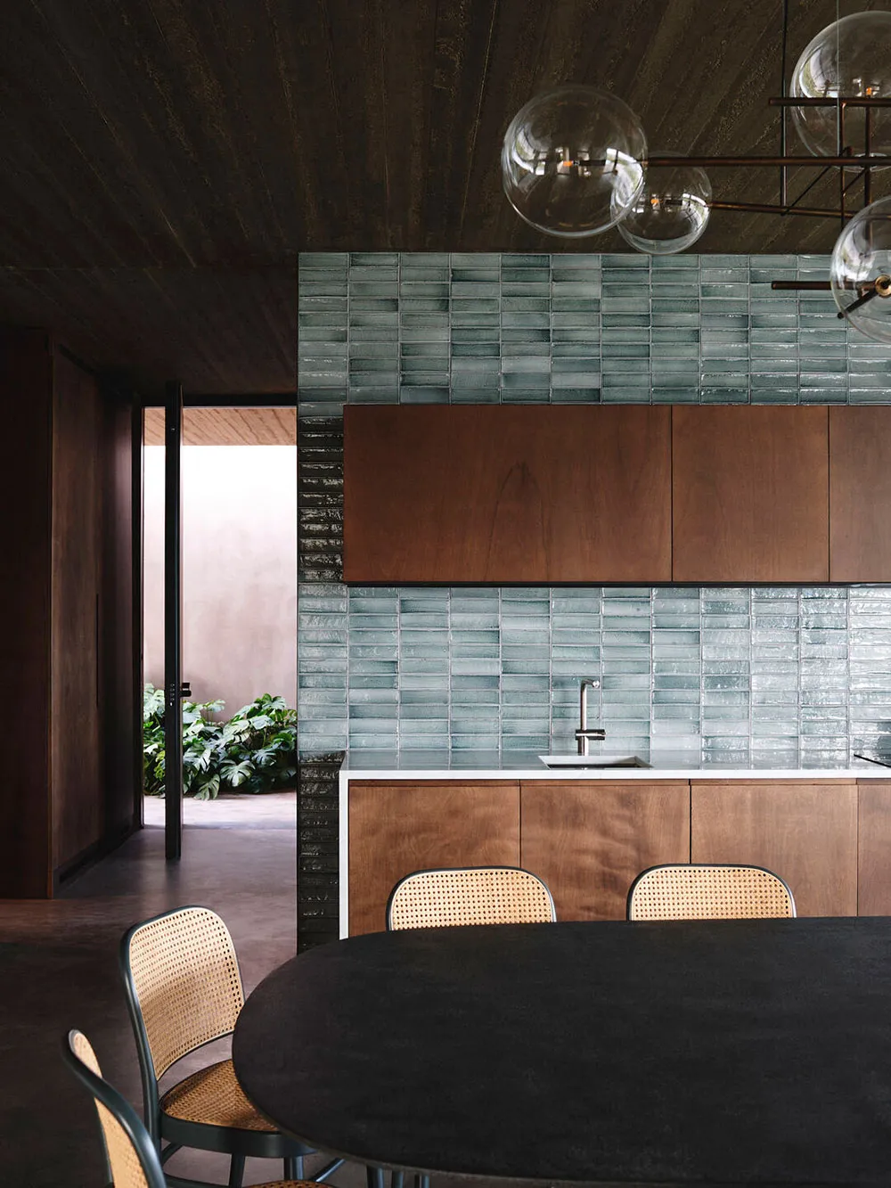 Яркая плитка и стильный дизайн: курортная вилла с бассейном на Сицилии - Gallery image 12