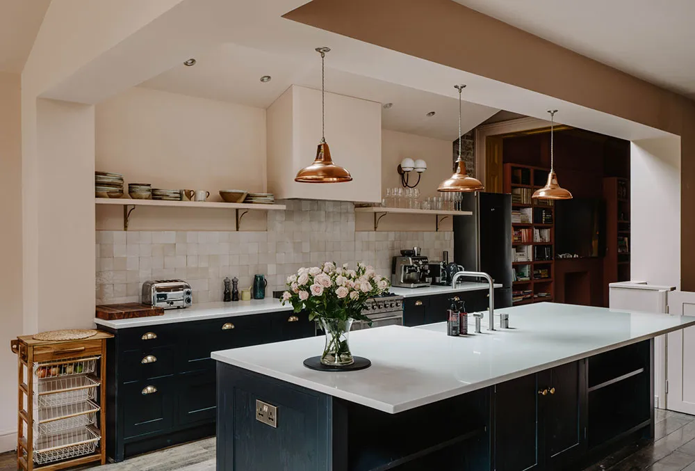 Taunhaus victoriano en Londres con interiores atmosféricos en una gama de colores elegante - Gallery image 8