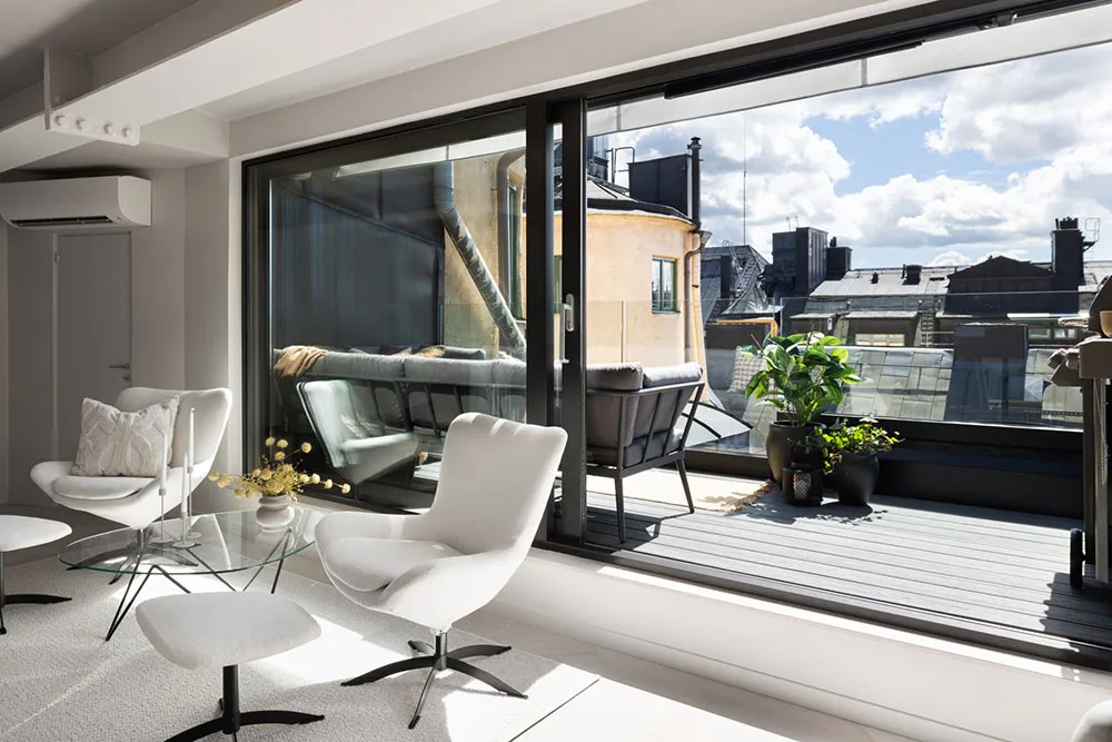 Мансардні вікна та стильний дизайн: вражаючий лофт у Стокгольмі - Gallery image 16