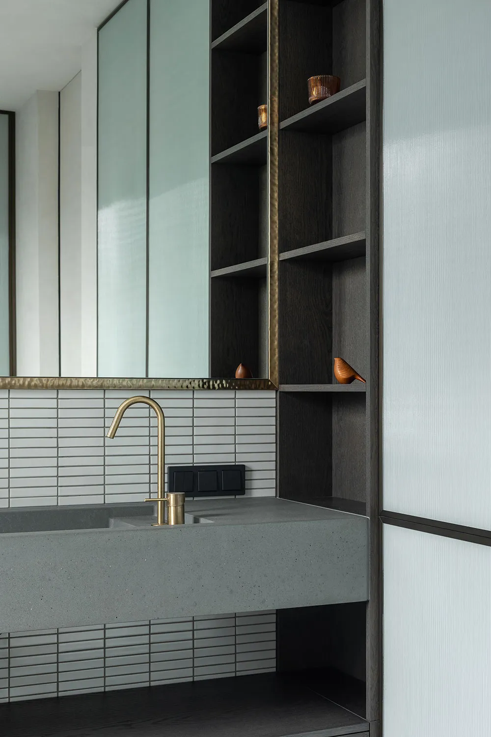 Schwarze Akzente und skandinavische Möbel: Stilvolle Wohnung in Kiew - Gallery image 20