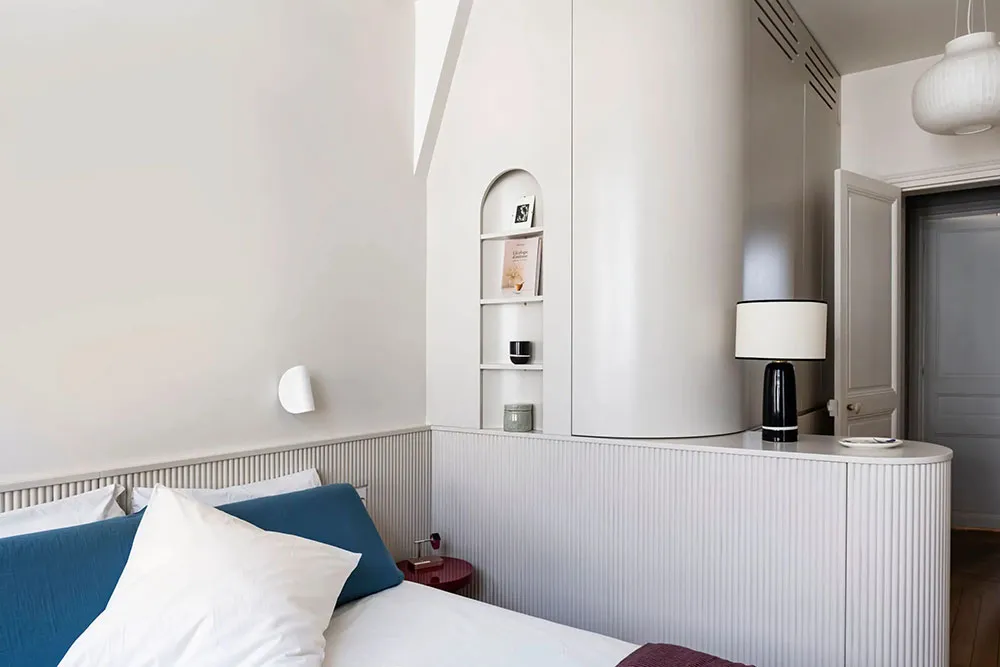 Vert et bleu foncé dans les intérieurs d'une élégante appartement parisien - Gallery image 14