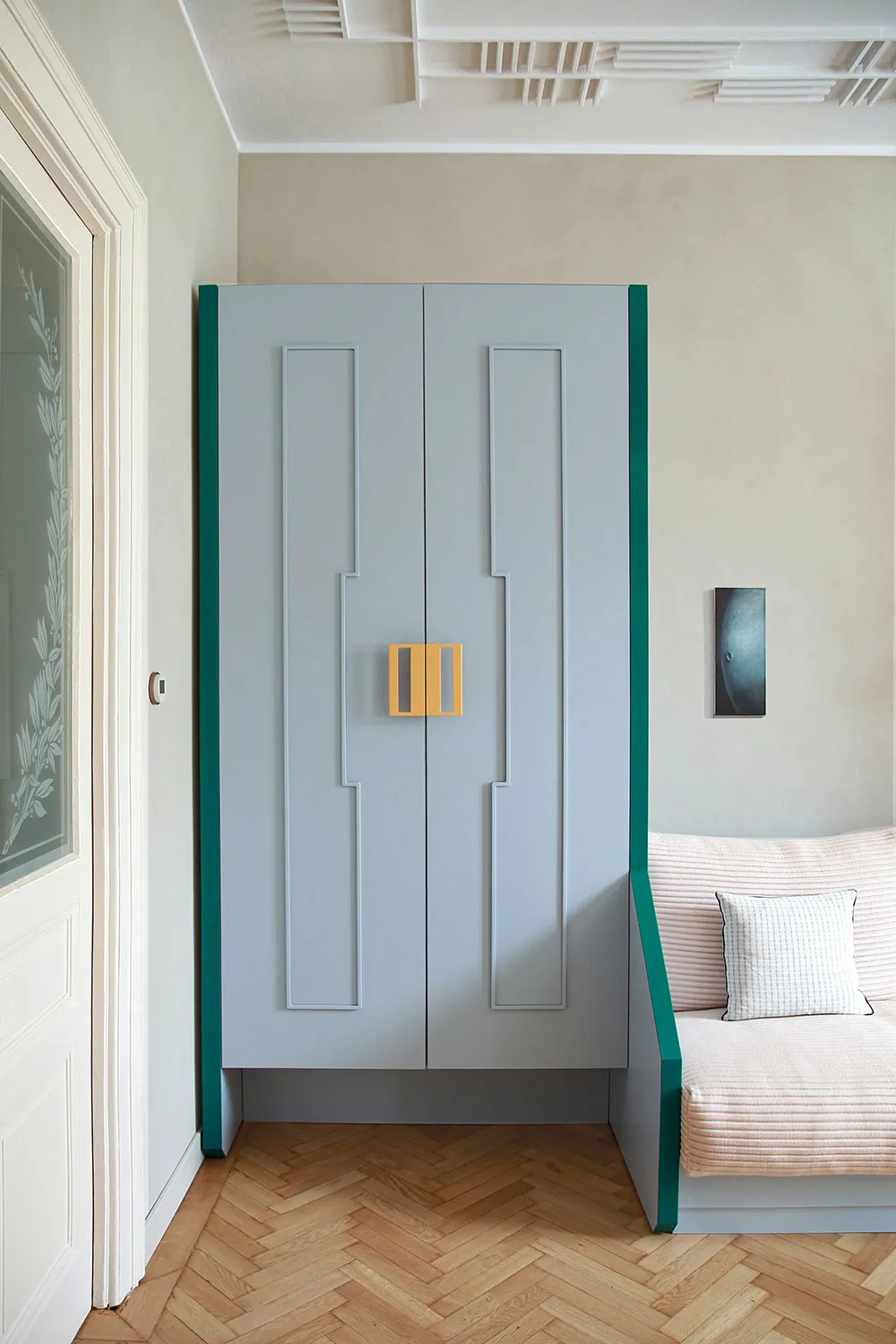 Mueble de diseño y minimalismo elegante: apartamento en edificio histórico en Trieste, Italia - Gallery image 12