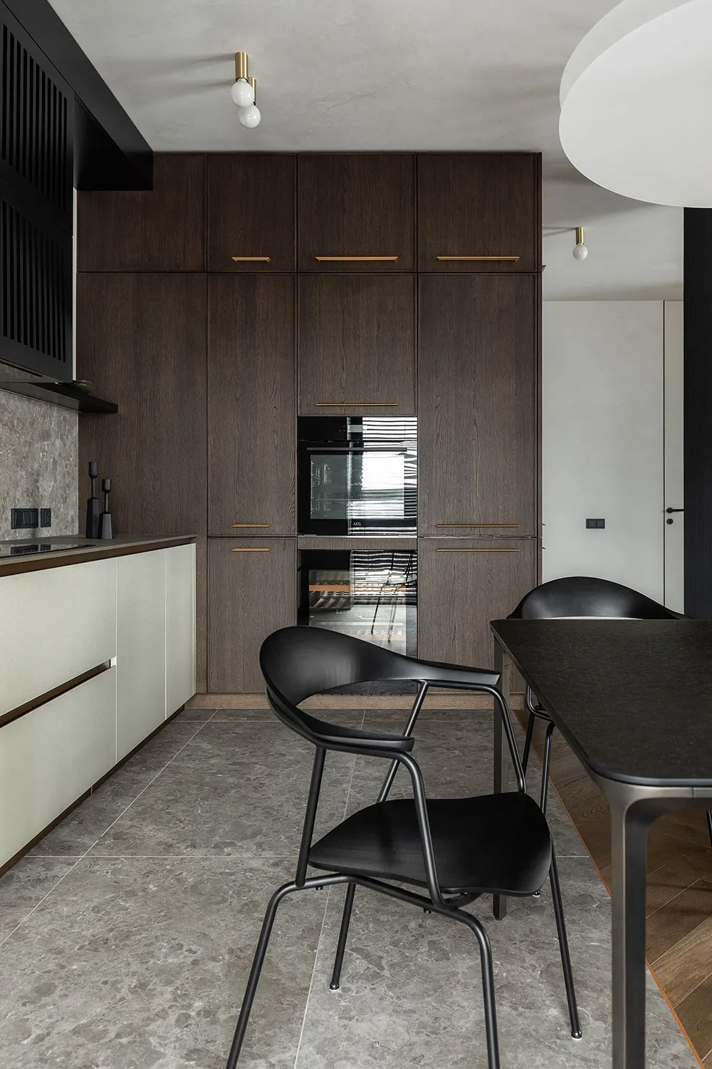 Schwarze Akzente und skandinavische Möbel: Stilvolle Wohnung in Kiew - Gallery image 8