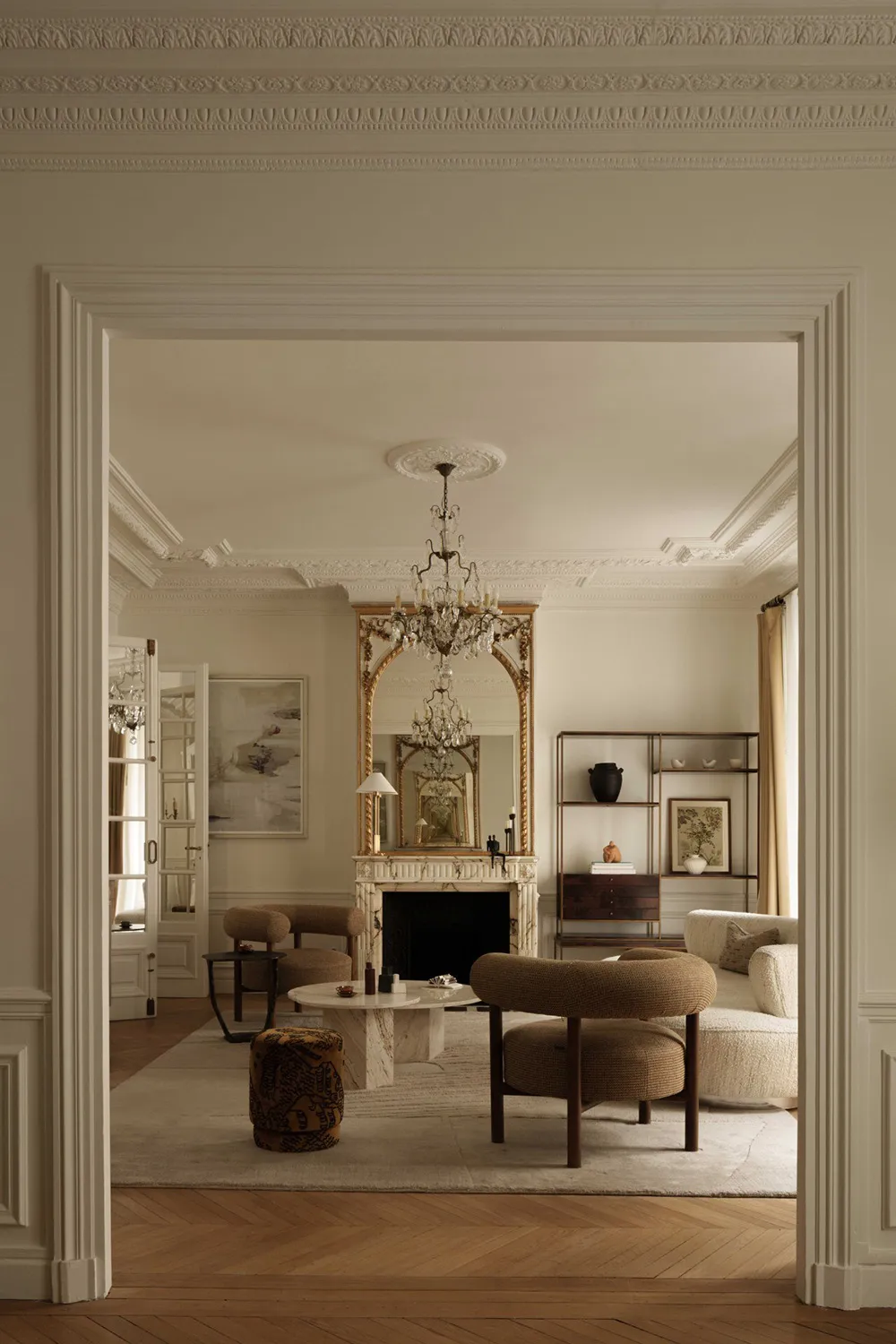 Interior cálido e elegante de lujosos apartamentos en París - Gallery image 1